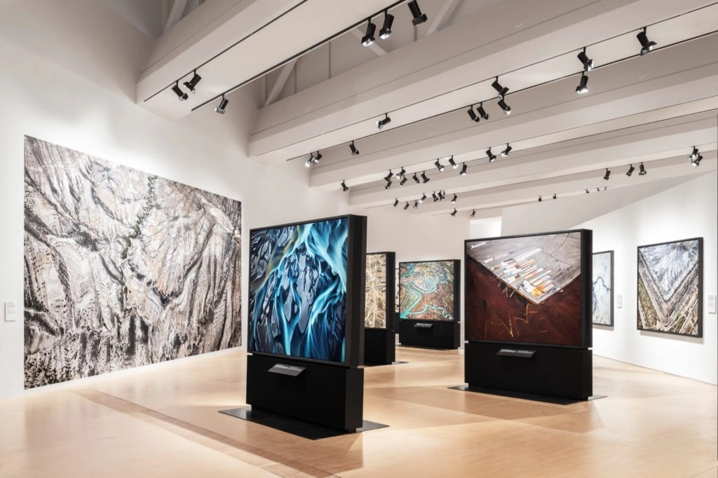Vue de l’exposition « BURTYNSKY : Extraction/Abstraction » au M9 – Museum of the 20th Century (Venise). Photo © Marco Cappelletti, avec l’aimable autorisation d’Alvisi Kirimoto