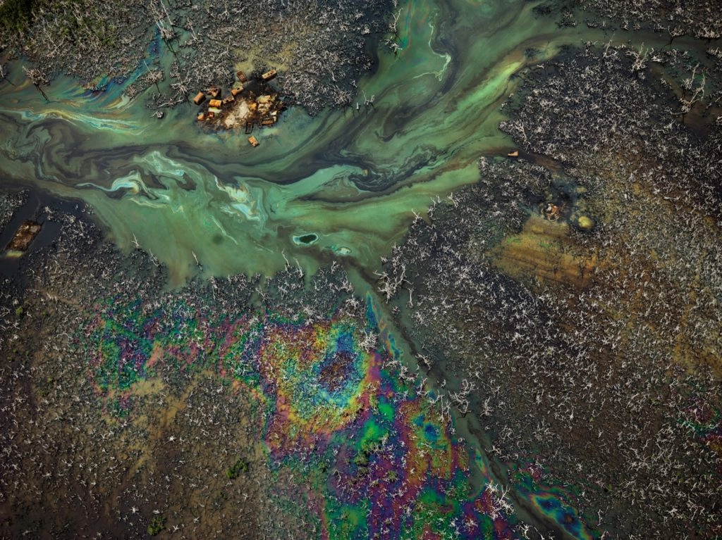 Oil Bunkering #9, Delta du Niger, Nigeria, 2016. Photo © Edward Burtynsky, avec l’aimable autorisation de la Flowers Gallery, Londres