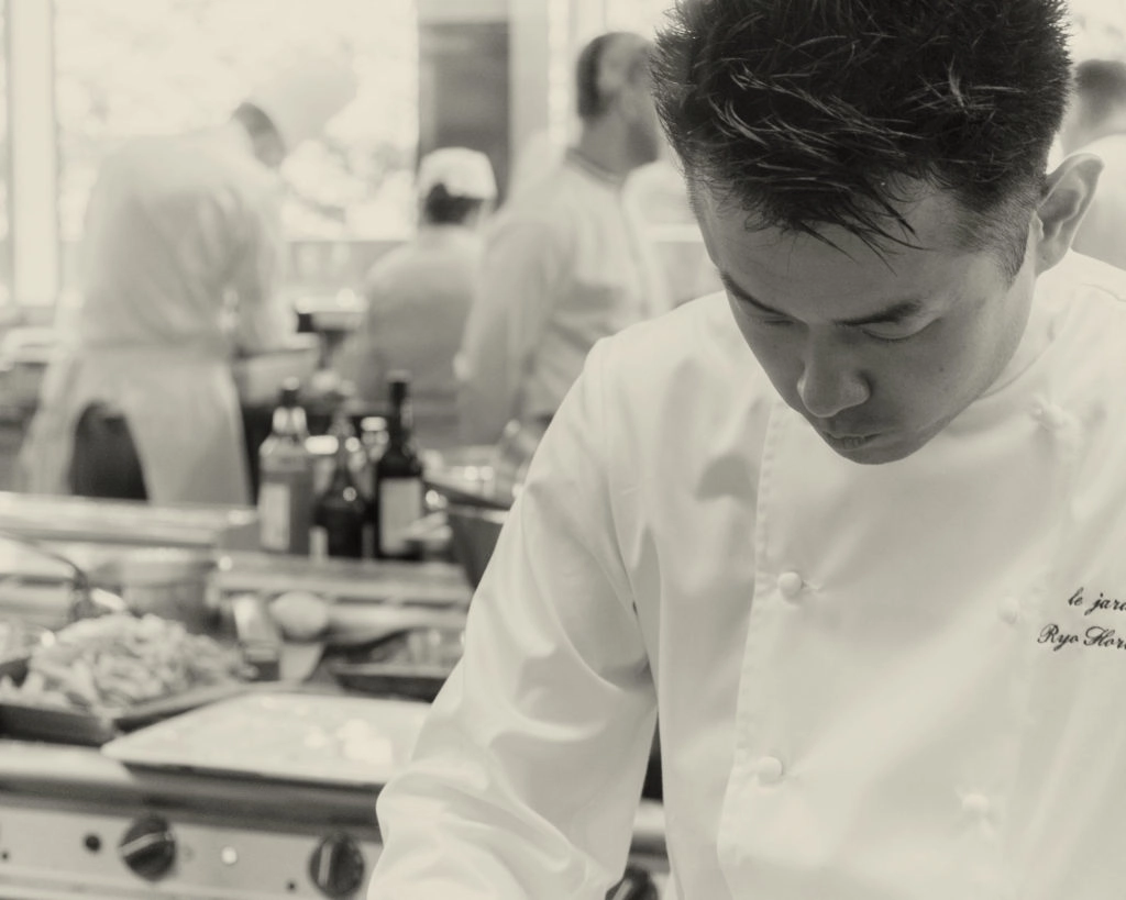 À gauche, Ryo Horiuchi, vainqueur de cette édition. À droite, la cheffe Amandine Chaignot (Pouliche), membre du jury et le chef Emmanuel Renaut (Flocons de Sel), président du jury.