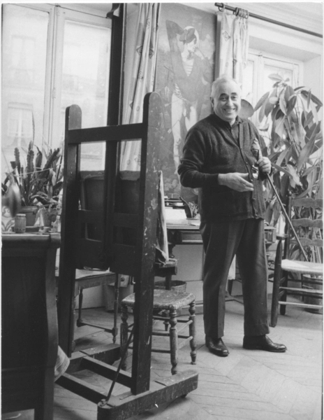 Alfred Courmes dans son appartement de la rue des Écluses-Saint-Martin, photographié par Robert Doisneau en 1972 © Robert Doisneau / Gamma Rapho.