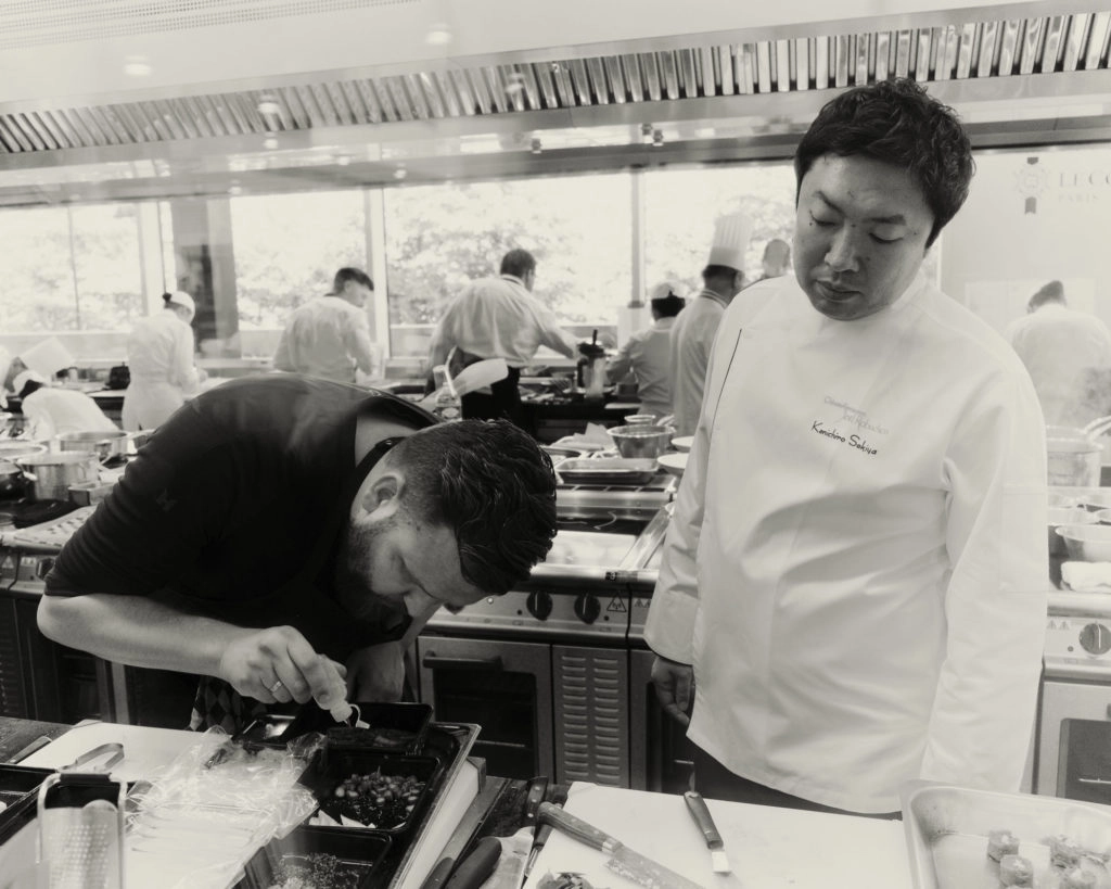 À gauche, Jan Smink, représentant des Pays-Bas (arrivé en 3ème position) sous le regard du chef Kenichiro Sekiya (vainqueur de la 52ème édition).