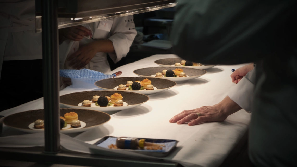 Alignement de plats sur une table Alignement de plats sur une table