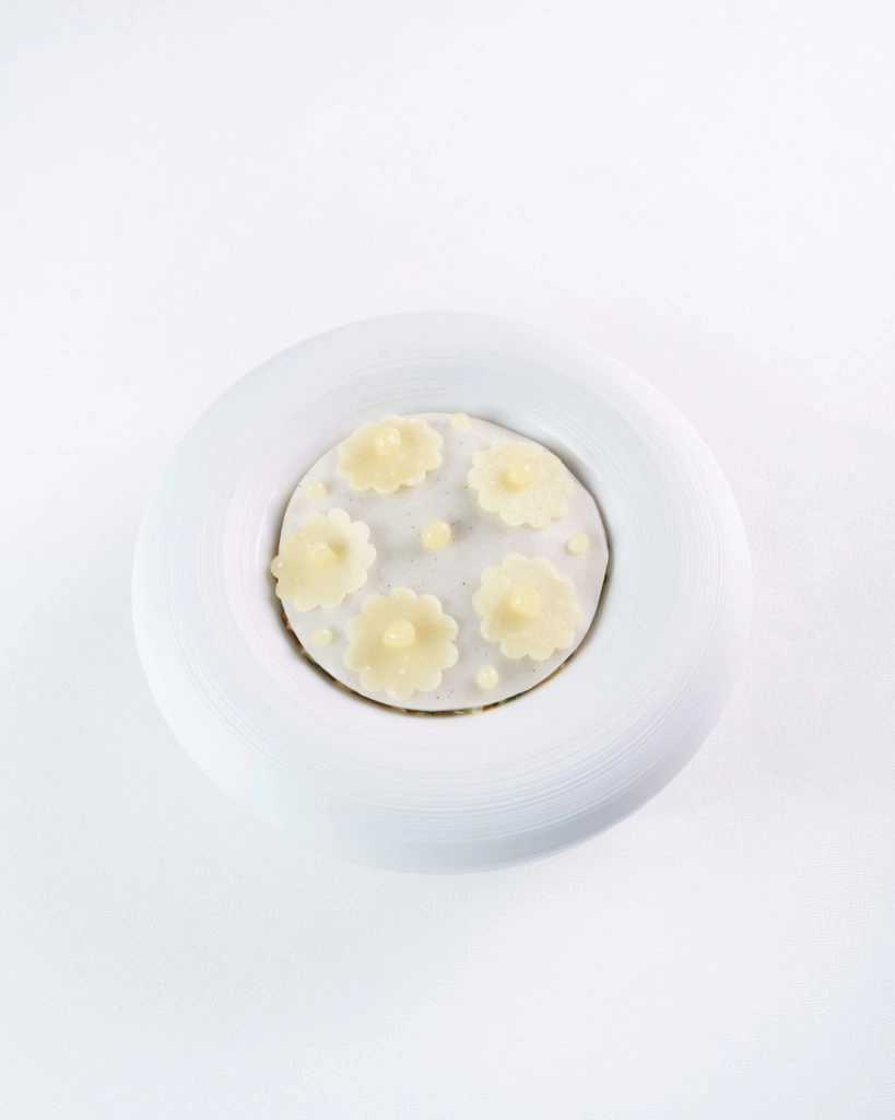 Tartare de veau de lait, caviar Kristal de la maison Kaviari, noix caramélisées et voile à la cardamome, servi avec le Comtes Blanc de blancs 2011.