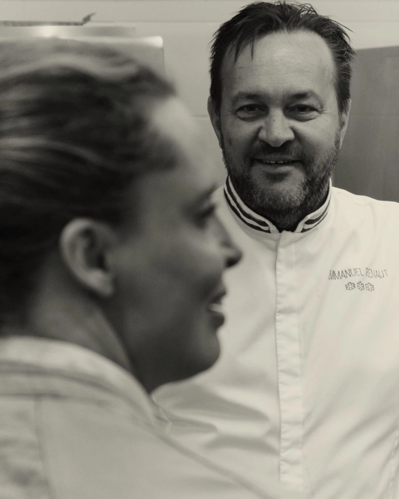 Vitalie Taittinger et Emmanuel Renaut. Au centre, un commis apporte un plat qui va être jugé dans quelques secondes. À droite, une pièce de boeuf, le thème imposé de cette édition.