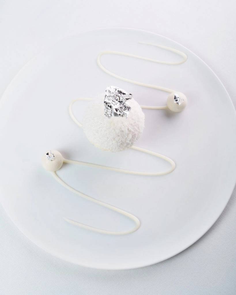 Bulle de meringue à la mangue, ganache légère au chocolat blanc et confit de mangue, servi avec le Comtes Blanc de blancs 2006
