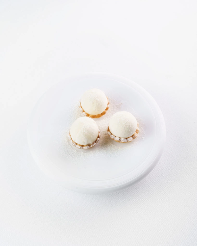 Macaron à la fleur d’oranger, tartelette au yaourt et au gingembre, servi avec le Comtes Rosé 2008.