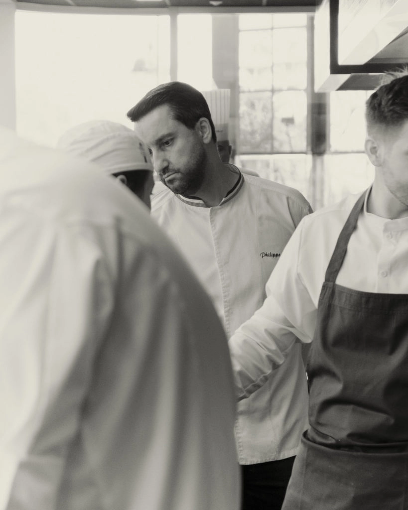 Le chef Philippe Mille (Les Crayères), observe et évalue le comportement des lauréats en cuisine.