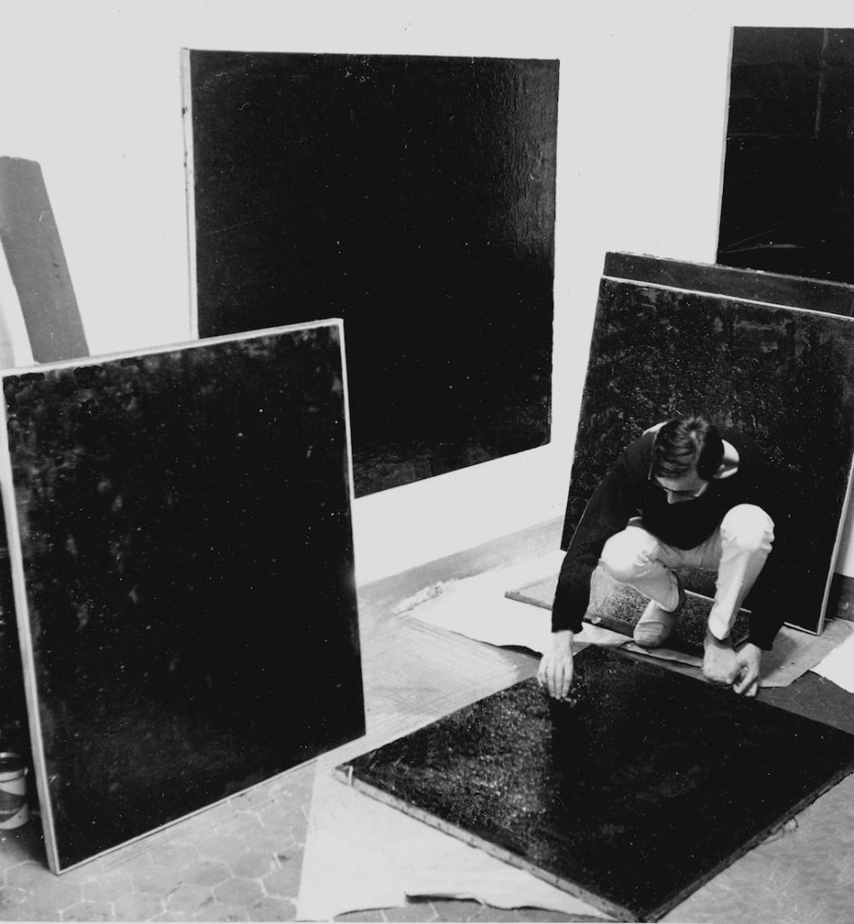 Bernar Venet (Nice, 1963) réalisant ses “peintures au goudron”. Le goudron marque le renoncement à l’esthétique au profit de la pensée du matériau. Photo © Philippe Bompuis