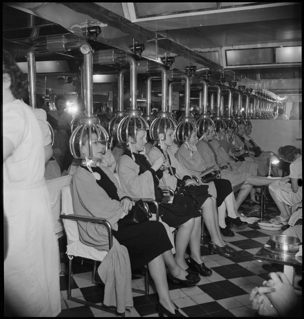 Marcel Bovis – Salon de coiffure chez Antoine, 1932 © Donation Marcel Bovis, Ministère de la Culture (France), Médiathèque du patrimoine et de la photographie, diffusion RMN-GP.