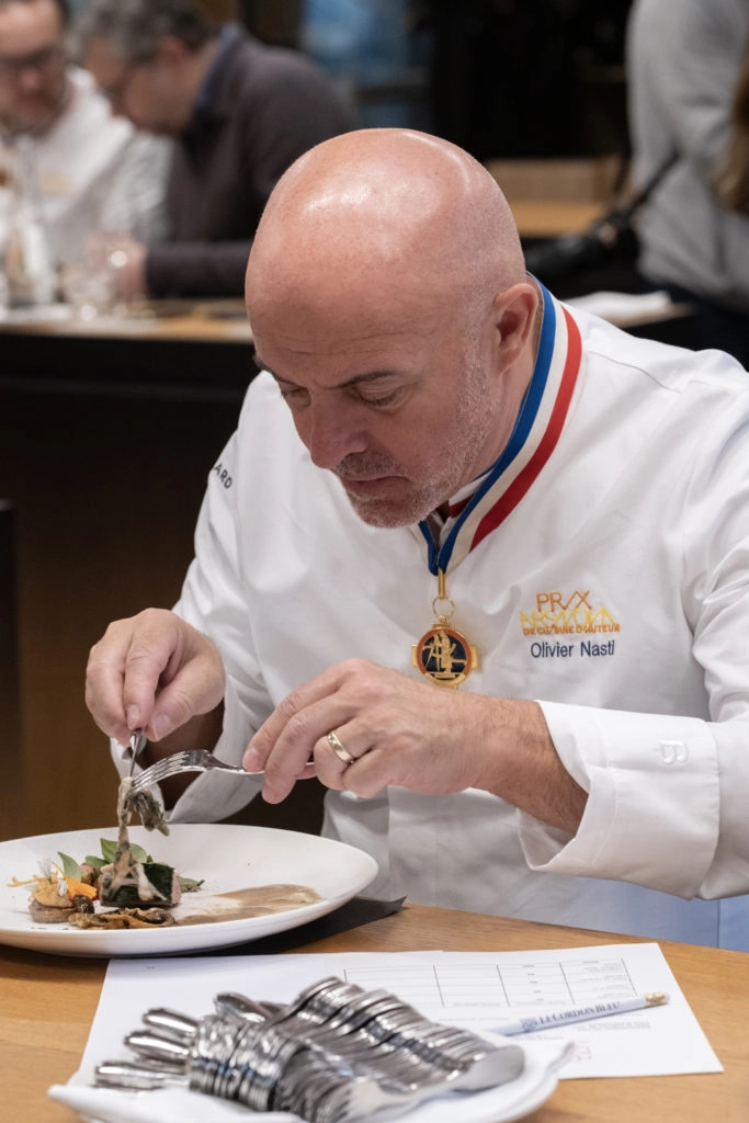 Les plats à l’épreuve du jury composé notamment du chef français Olivier Nasti (à gauche) et de la cheffe allemande Douce Steiner, tous deux doublement étoilés.