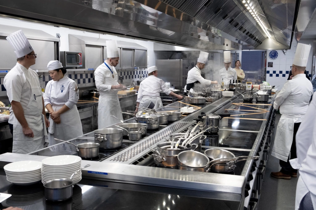 Les cuisines du Cordon Bleu pendant la compétition.