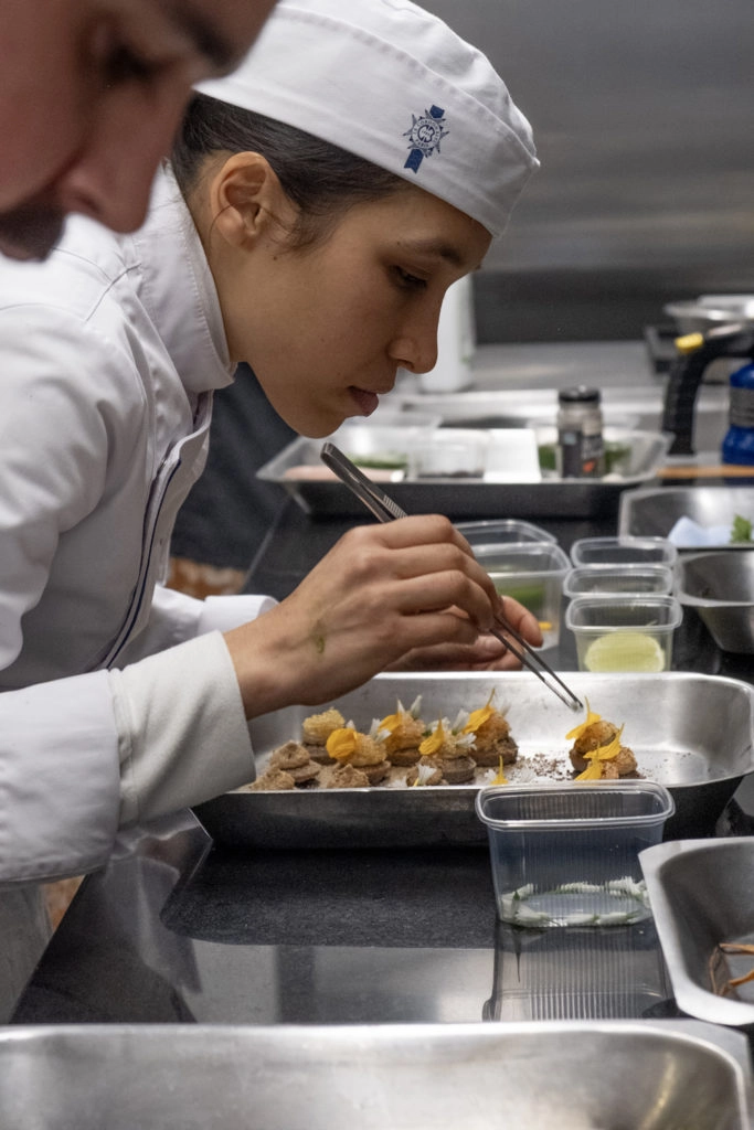 Les commis attribués à chaque chef occupent une place essentielle lors de l’épreuve. Un Prix du Commis leur est d’ailleurs destiné. Cette saison, il a été remporté par Noah Fitzpatrick, jeune Australien de 19 ans étudiant au Cordon Bleu (ici à droite).