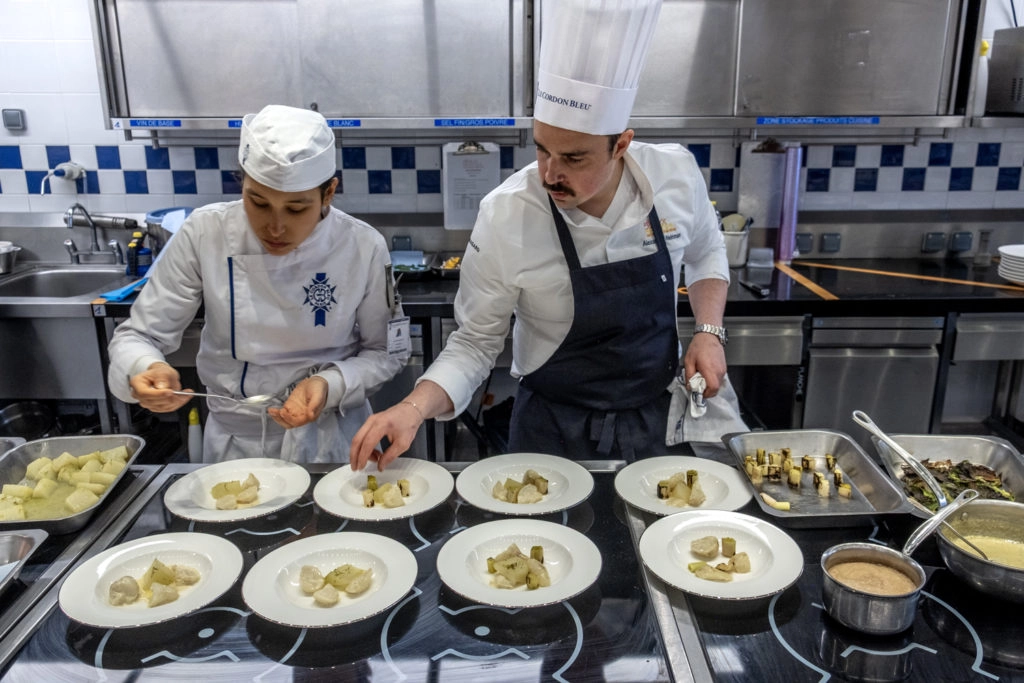 Alexander Weinman (États-Unis) assisté de sa commise de cuisine.