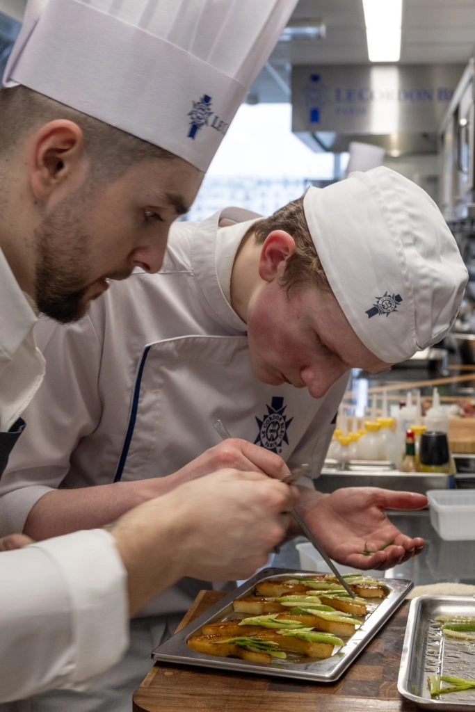 À gauche, Brice Maillet assisté de son commis. Le candidat, représentant la France, a remporté la deuxième place du concours.