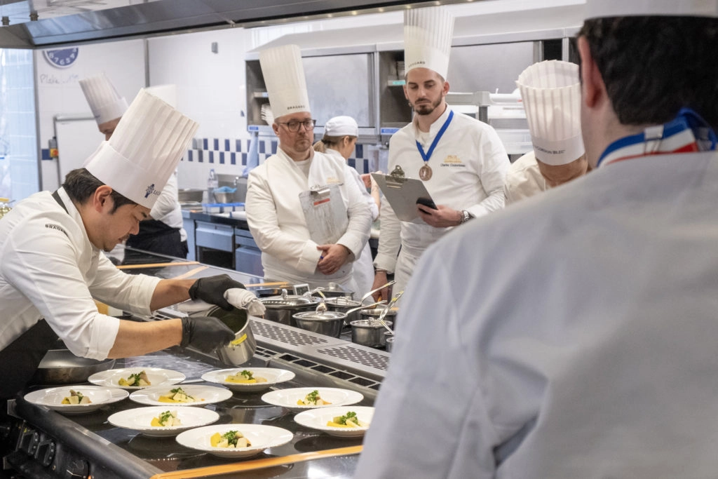 La candidat japonais Yuki Higashizono face au jury qui observe et commente le comportement des lauréats en cuisine.