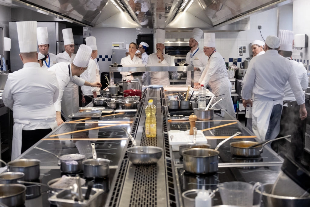 Le jury observe le travail des candidats en cuisine.