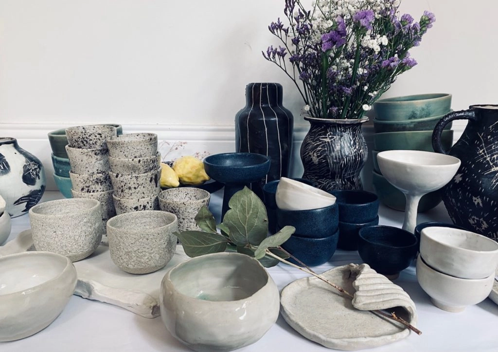 Bols et vases en céramique imaginés par la céramiste Lauriane Payer