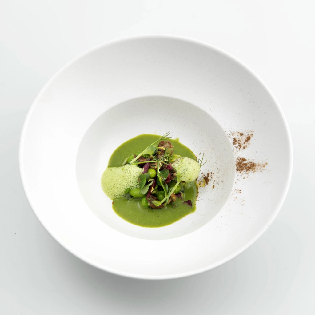 Entrée végétale à base de légumes de printemps par Ryo Horiuchi © Jean-Blaise Hall