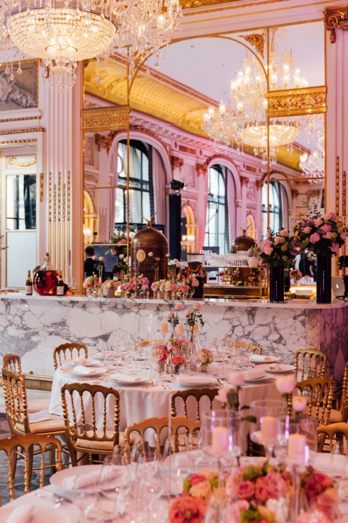 Mise en place florale pour le gala de charité ‘Peninsula in Pink’ à l’occasion du mois Octobre Rose contre le cancer du sein © Arbes