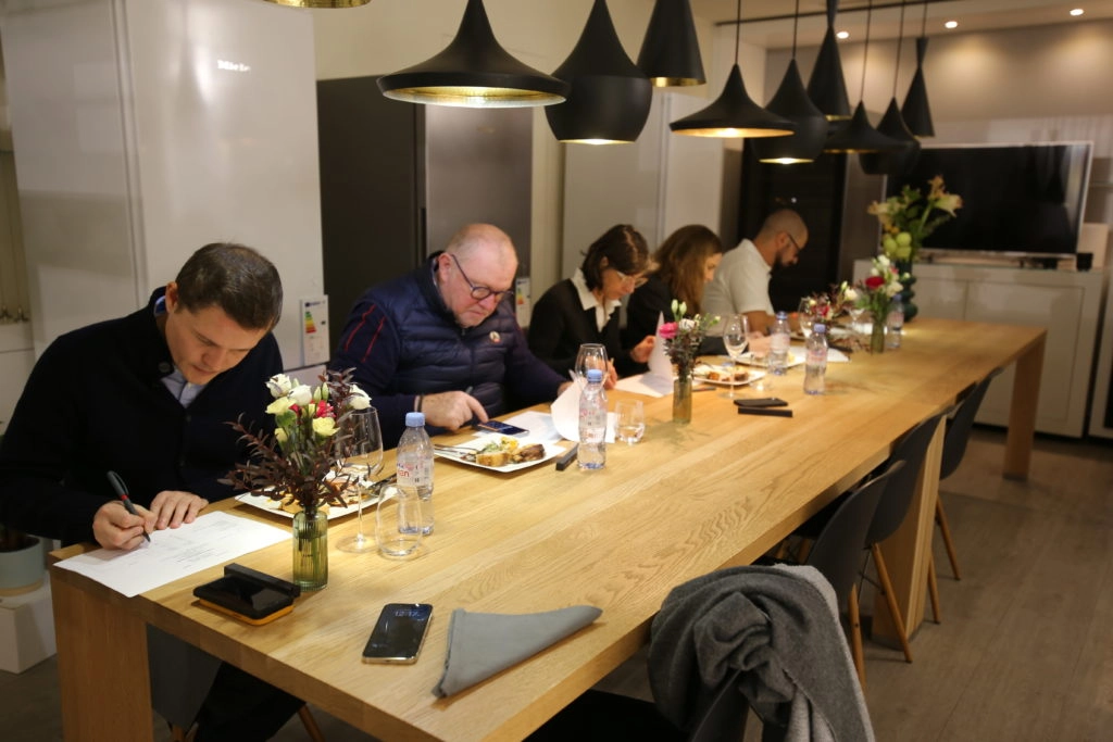 Le jury, présidé par Amandine Chaignot (cheffe du restaurant Pouliche à Paris), goûte et évalue les plats des candidats. Il est composé de (de gauche à droite) : Thomas Bourgeois, directeur marketing et communication de Miele ; Bernard Leprince, membre du