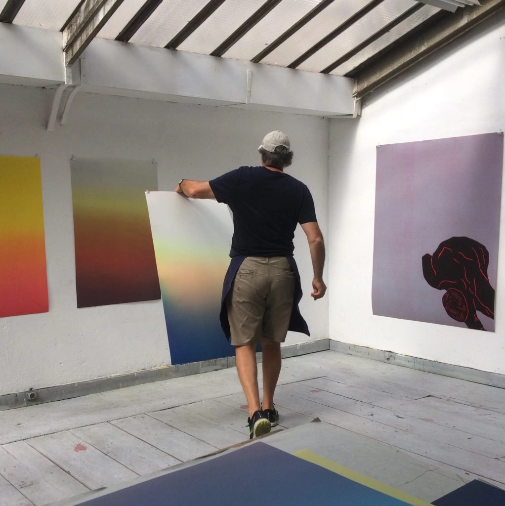 Michael Woolworth travaillant sur les oeuvres de Claire Chesnier (oeuvre à droite : Djamel Tatah)
