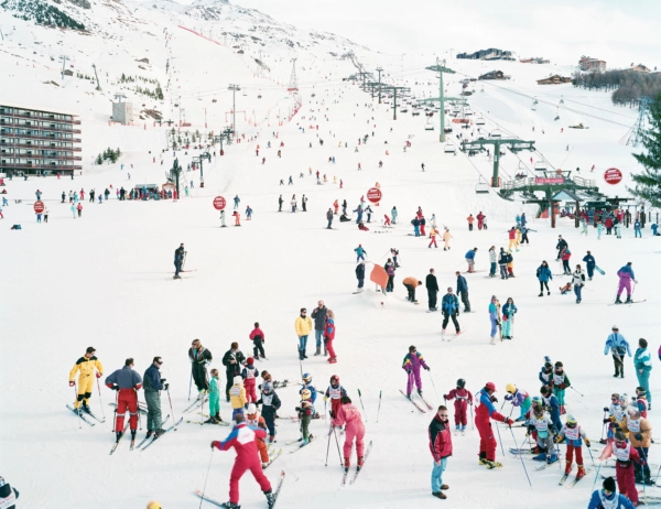 Personnes faisant du ski à la montagne