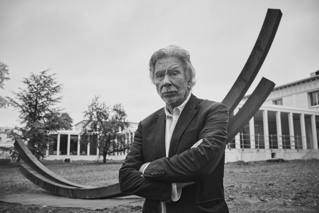 Bernar Venet devant “97,5° Arc x 2“, parc Taittinger © Luc Valigny