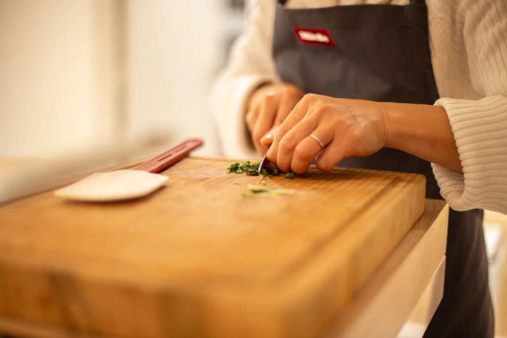 Découpe d'herbes sur une planche à découper