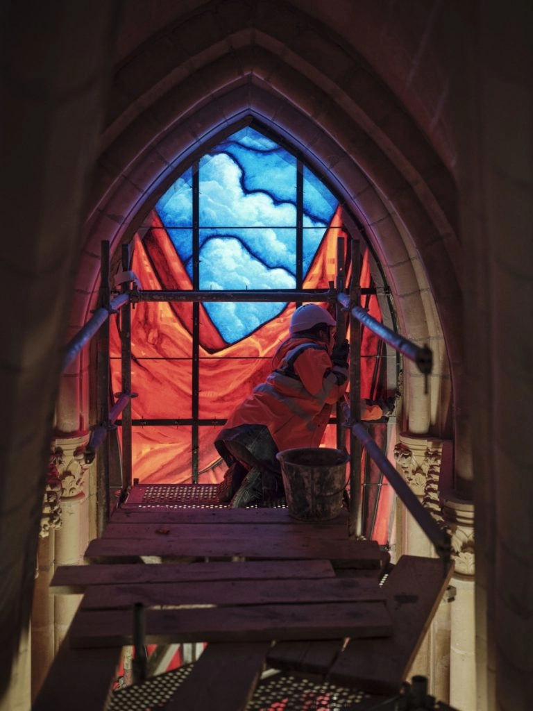 Pose des vitraux dans la chapelle Palatine © Julie Limont – CMN