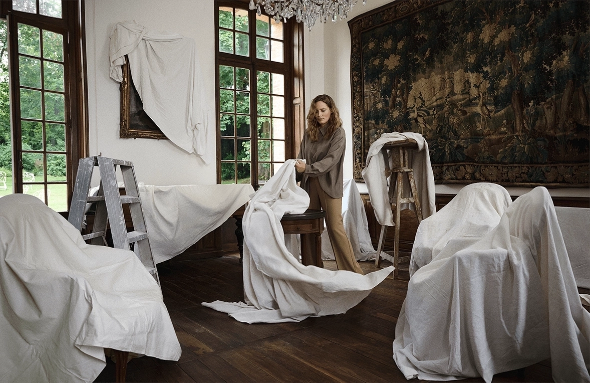 Vitalie Taittinger redonne vie aux salons du Château de la Marquetterie, berceau historique de la Maison, lors de sa restauration.
