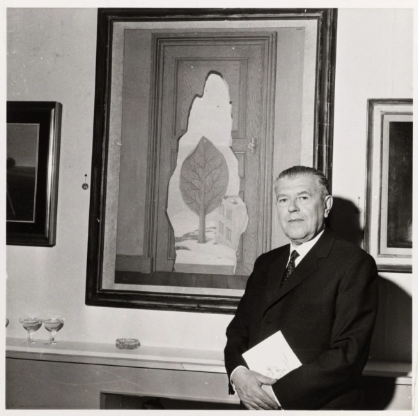 René Magritte en 1961, devant la toile “La perspective amoureuse” (1935).