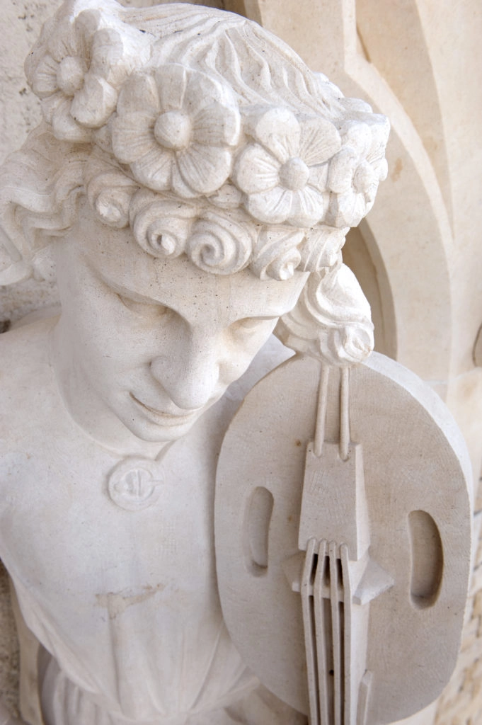 Détails des sculptures de la Maison des Musiciens