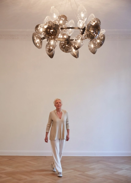Stefanie Hering sous le lustre Ray Dance