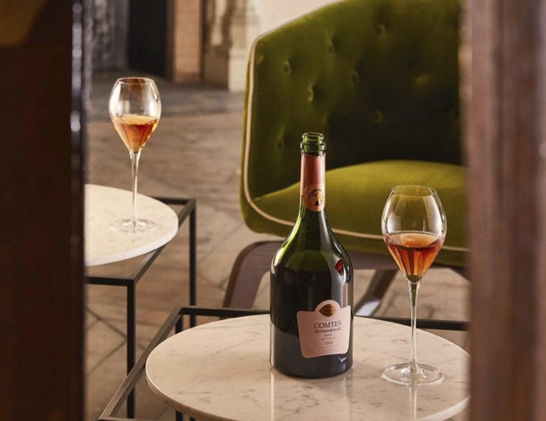 table avec une bouteille de rosé et un verre