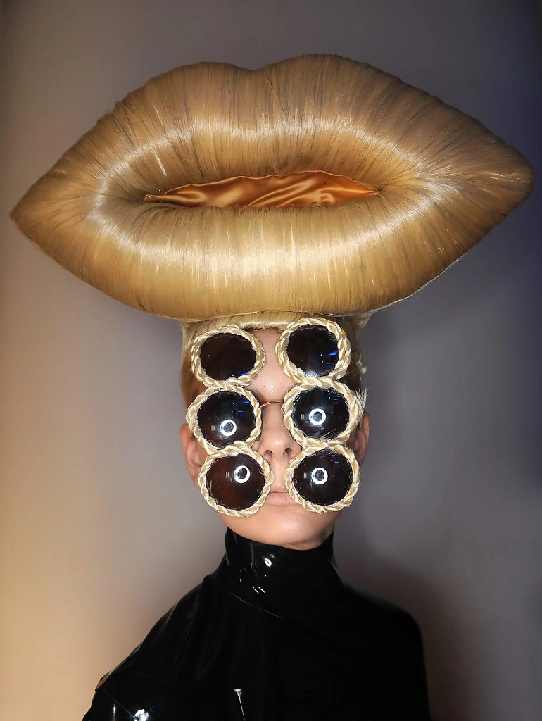 Charlie Le Mindu – Coiffure Blonde Lips, Collection Printemps-Été 2010 dite Girls of paradise. Fashion Week au Royal Festival Hall, 19.09.2009, Londres. © Samir Hussein / Getty Images.