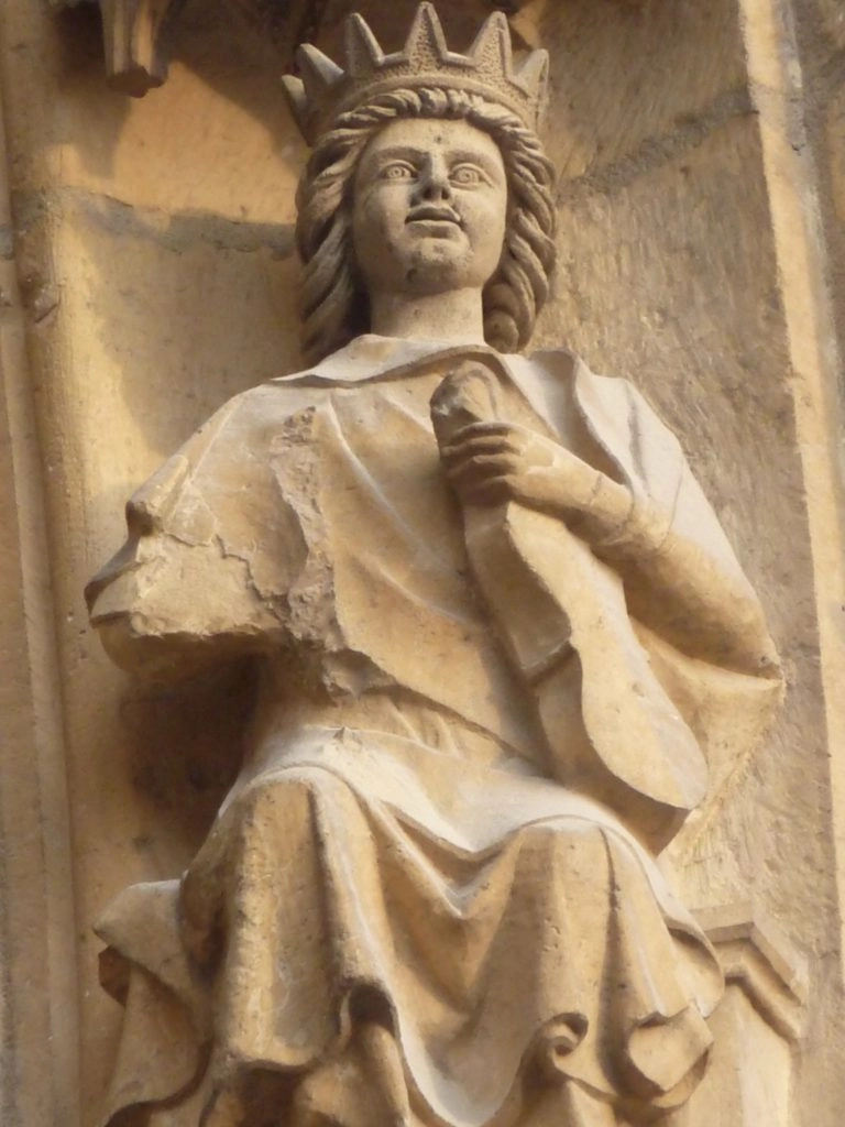 une statue de la Cathédrale